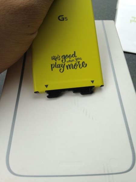 Giao diện phần mềm đã được thay đổi nhằm mang đến người dùng trải nghiệm tốt nhất. Thay vì sử dụng giao diện App Drawer đặc trưng của hệ điều hành Android, LG đã đưa tất cả ứng dụng ra bên ngoài.