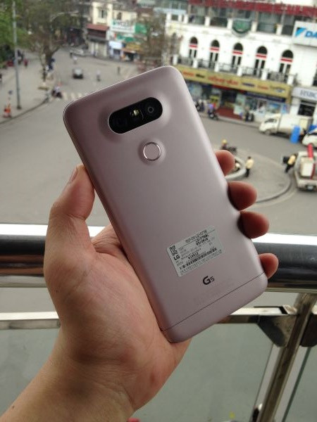 Cụm camera kép cùng nút nguồn kiêm cảm biến vân tay lồi lên, nhưng không quá nhiều như ảnh chụp mà hãng công bố trước đó. “Thủ phạm” là hiệu ứng ánh sáng do lớp sơn bóng ở mặt lưng của LG G5. Độ chênh lệch giữa cụm camera, nút nguồn so với mặt lưng không nhiều.