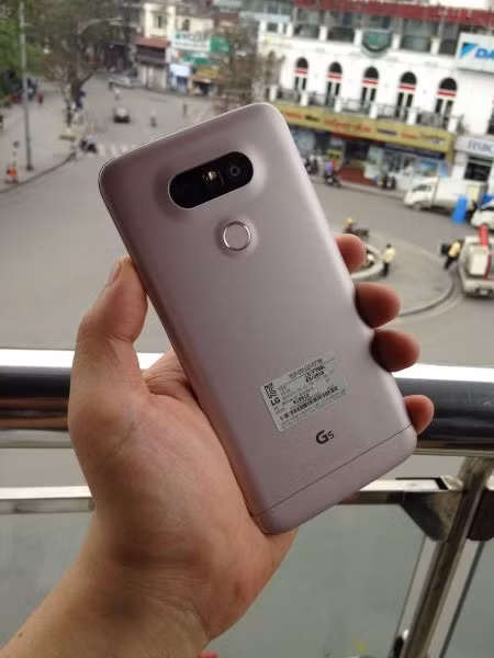 Cụm camera kép cùng nút nguồn kiêm cảm biến vân tay lồi lên, nhưng không quá nhiều như ảnh chụp mà hãng công bố trước đó. “Thủ phạm” là hiệu ứng ánh sáng do lớp sơn bóng ở mặt lưng của LG G5. Độ chênh lệch giữa cụm camera, nút nguồn so với mặt lưng không nhiều.