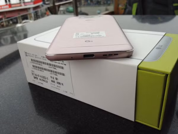 Đáy máy có thể tháo rời để lắp các module mở rộng được làm khá gọn gàng và tỉ mỉ, nhưng chưa thực sự chắc chắn. Khi cầm vẫn có cảm giác ọp ẹp, chưa đủ gắn kết, cho dù không dễ bị tuột.