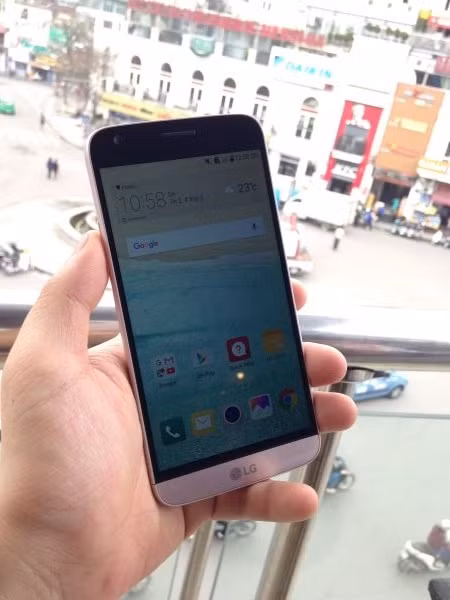 Tuy nhiên, khi phiên bản chính hãng chưa được phân phối, những chiếc LG G5 xách tay đầu tiên đã cập bến thị trường Việt. Đây là phiên bản được phân phối tại thị trường Hàn Quốc, trang bị chip xử lý cao cấp Snapdragon 820, RAM 4GB cùng những tính năng tương tự phiên bản chính hãng.