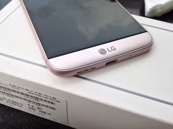 Điểm gây ấn tượng trong tổng thể thiết kế của G5 là màn hình được vuốt cong tràn về cạnh đỉnh, tạo hiệu ứng phản xạ ánh sáng lạ mắt, hình ảnh như nổi trên màn hình. Khả năng hiển thị của màn hình G5 khá ấn tượng, màu sắc tự nhiên, trong trẻo và chân thực.