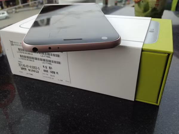 Mặt lưng được thiết kế vát về phía trước với điểm nhấn là đường cắt kim cương chìm bao quanh thân máy khá tinh tế. Đường cắt này giúp việc cầm nắm chắc chắn hơn khi tạo độ cấn vừa đủ mà không gây khó chịu.