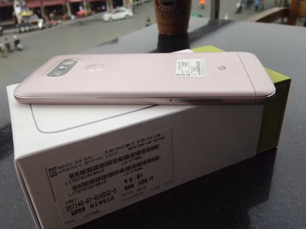 Đỉnh máy là Jack 3.5 mm và micro khử ồn cùng cổng hồng ngoại. Cổng USB-C, loa ngoài và micro thoại đặt ở cạnh đáy. Các chi tiết này được hoàn thiện kỹ lưỡng, tinh xảo, nhưng chưa tạo được sự tinh tế do cách bố trí khá đơn giản, thiếu cân đối.