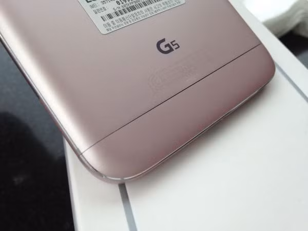 Độ chi tiết cao, không có hiện tượng bệt màu, mất chi tiết ngay cả với hình ảnh có tông màu phức tạp. Tuy nhiên, độ sáng tối đa của màn hình lại không thực sự ấn tượng khiến khả năng hiển thị ngoài trời nắng gắt khó khăn. Mặt kính phản xạ ánh sáng khá mạnh càng khiến người dùng sẽ gặp khó khăn khi nhìn ở góc hẹp.