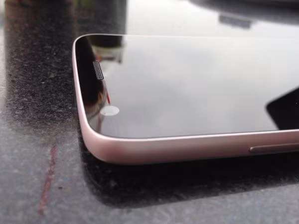 Máy sở hữu thiết kế bo cong mạnh mẽ cùng các đường viền màn hình tối giản, khiến ngoại hình máy gọn gàng hơn khá nhiều so với kích thước thực tế của màn hình. Cảm giác cầm máy khá thoải mái, chắc chắn do mặt lưng được vuốt cong ra hai mép, ôm sát lòng bàn tay hơn.