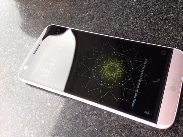 Nhìn chung, LG G5 hoàn toàn khác biệt so với thế hệ trước. Máy sở hữu ngoại hình mới mẻ, độc đáo, cho dù vẫn nhận được nhiều ý kiến trái chiều. Tuy nhiên, nếu không đi cùng các module mở rộng đặc biệt, LG G5 sẽ rất khó có thể thuyết phục người dùng khó tính, có yêu cầu cao về độ hoàn thiện về thiết kế.