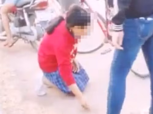 Thieu nu ep nu sinh lop 7 quy xuong dat, boc cat an