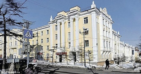 Căn hộ chung cư được sở hữu bởi 1 danh nhân yêu thích du lịch và đam mê mỹ thuật. Người này đã mang những bức tranh, những món đồ gia dụng độc đáo từ nhiều quốc gia trên thế giới về trang trí cho ngôi nhà của mình.