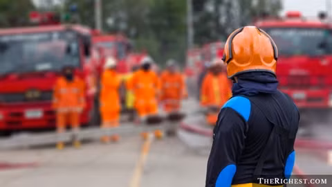  Lính cứu hỏa. Thu nhập trung bình năm: 70.000 USD. Lính cứu hỏa phải thực sự có sức khỏe và sự nhạy bén công việc. Tuy nhiên, họ chỉ cần rèn luyện chứ không cần quá nhiều bằng cấp để theo đuổi