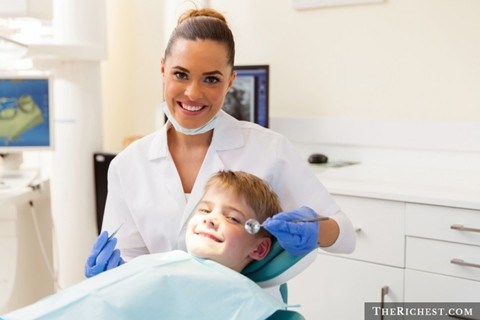  Người vệ sinh răng miệng. 71.000 USD/ năm. Không phải nha sĩ, đây chỉ là một người các công việc liên quan đến bề ngoài của hàm răng: làm trắng răng. Công việc này tùy thuộc vào công nghệ áp dụng nhưng không quá khó khăn và người làm việc chỉ cần biết sơ qua về quy trình, cách thực hiện