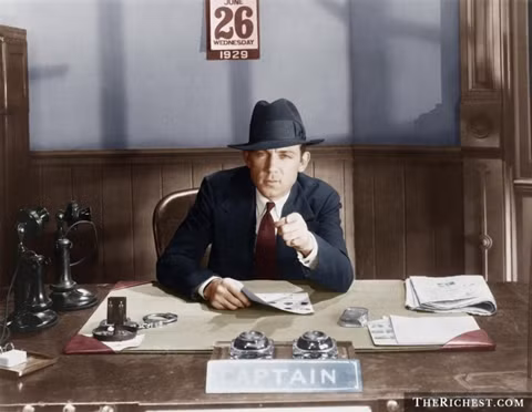  Cảnh sát điều tra. 81.000 USD. Cũng giống như thám tử tư, cảnh sát điều tra cũng có mức thu nhập tốt và ổn định. Tuy nhiên, nghề này đòi hỏi những yêu cầu khá cao về đầu óc và trí tuệ.