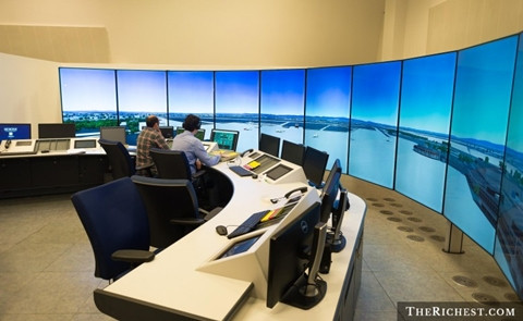  Nhân viên kiểm soát không lưu. 122.000 USD/ năm. Không quá khó để làm công việc này về mặt kỹ năng nhưng thực tế nó lại là một công việc rất căng thẳng vì luôn phải trực ngày, đêm và phải tập trung 100% cho công việc nếu không muốn tai nạn đáng tiếc xảy ra