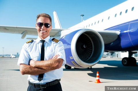  Phi công thương mại. 75.000 USD. Khó có thể nói phi công là một nghề dễ dàng để theo đuổi. Trên thực tế, người ta cũng mất kha khá thời gian để có được chứng chỉ phi công và làm quen rất nhiều với cảm giác về độ cao. Tuy nhiên, so với nhiều ngành nghề khác, phi công cũng là một nghề lương cao mà không phải học quá nhiều