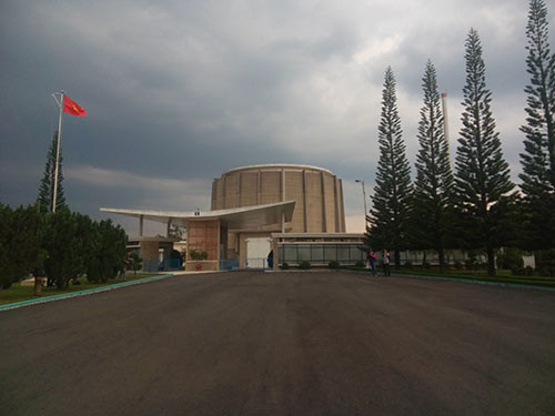 Chính thức hoạt động năm 1984, trải qua hơn 30 năm hoạt động, Viện nghiên cứu hạt nhân Đà Lạt là nơi đầu tiên và duy nhất trong cả nước nghiên cứu và chế tạo ra các đồng vị phóng xạ phục vụ cho công tác đào tạo và y tế. Với công suất 500 kW, lò phản ứng hạt nhân Đà Lạt hiện nay sử dụng hoàn toàn các bó nhiên liệu LEU (uranium có độ làm giàu thấp).