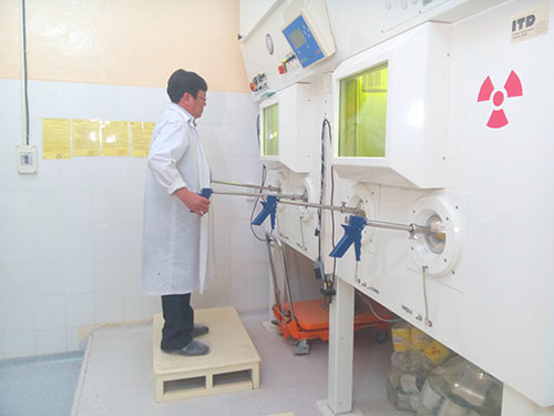 Máy sản xuất đồng vị phóng xạ I -131 dạng dung dịch được dùng trong chữa bệnh ung thư. Thiết bị có giá hơn 15 tỷ đồng, được nhập về từ Đức với quy trình khép kín.