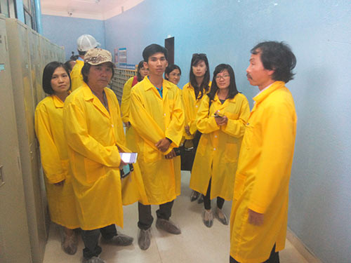 Để đi vào trung tâm của lò, cán bộ nhân viên và khách tham quan phải được trang bị đồ bảo hộ và một số thông tin cần thiết.