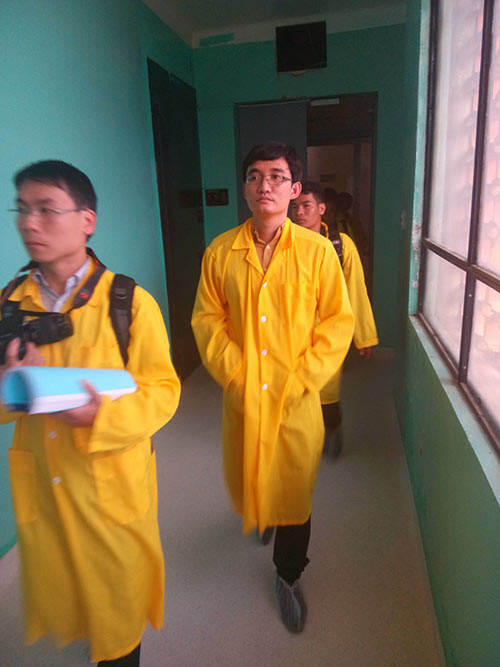 Hành lang dẫn đến trung tâm lò phản ứng được xây dựng bằng bê tông hết sức kiên cố để ngăn tia phóng xạ lọt ra ngoài.