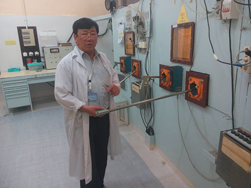 Các máy này đều được chế tạo nguyên khối với các lớp bọc chì xung quanh, đảm bảo ngăn được nguồn phóng xạ lọt ra bên ngoài. Người dùng chỉ việc thao tác thông qua các tay cầm được trang bị bên ngoài.