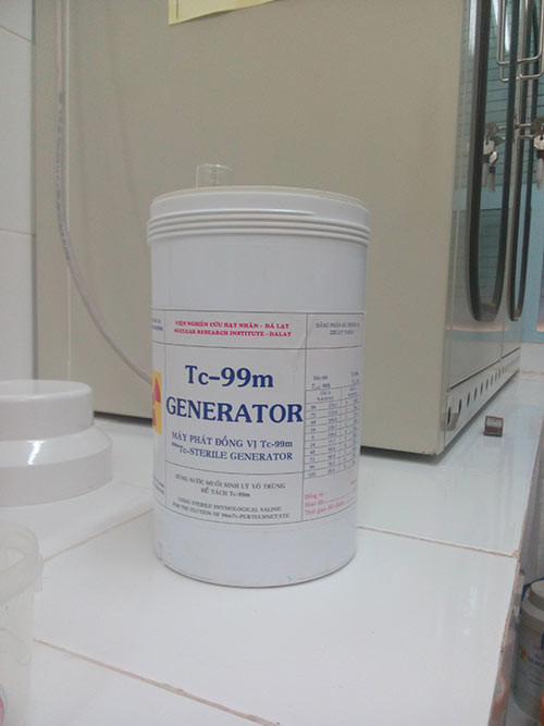 Đồng vị phóng xạ có thời gian phân hủy ngắn, do đó cần được lưu trữ vào các thiết bị phù hợp trước khi vận chuyển đi xa. Máy phát đồng vị Tc-99m GENERATOR có giá hơn 20 triệu đồng, nặng hơn 20kg này là một thiết bị như thế.