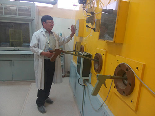 Hệ thống sản xuất đồng vị phóng xạ I -131 dạng viên nang. Ông Dương Văn Đông, Giám đốc Trung tâm Nghiên cứu và Điều chế Đồng vị phóng xạ cho biết, hiện nay, sản phẩm của trung tâm sản xuất ra đến đâu là tiêu thụ hết đến đấy. Một phần do nhu cầu thị trường quá lớn, một phần do lò phản ứng hạt nhân vẫn còn đang hoạt động cầm chừng, không hết công suất để đảm bảo những tiêu chí an toàn đã đề ra.