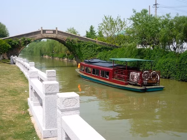 Toàn bộ kênh đào này đã được hoàng đế Minh Thành Tổ cho cải tạo, xây dựng lại vào khoảng những năm 1411 tới 1415. Trong vòng khoảng 400 năm kế tiếp, nó đã được duy trì khá tốt như là huyết mạch chính để vận chuyển lương thực từ lưu vực sông Dương Tử tới Bắc Kinh. Ảnh: Ridingthebuses.com.