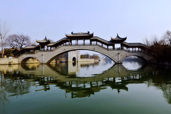 Trong thời kỳ nhà Nguyên (1271-1368), kinh đô của Trung Quốc chuyển về Đại Đô (Bắc Kinh) và do vậy nhu cầu cho Đại Vận Hà chảy về phía Tây tới Khai Phong và Lạc Dương đã bị giảm mạnh. Kênh đào này sau đó đã được chuyển hướng theo đường tắt tại tỉnh Sơn Đông trong những năm từ 1280 tới 1283. Tổng chiều dài khi đó còn khoảng 1.800 km và không thay đổi nhiều cho đến nay. Ảnh: Chinadailyasia.com.