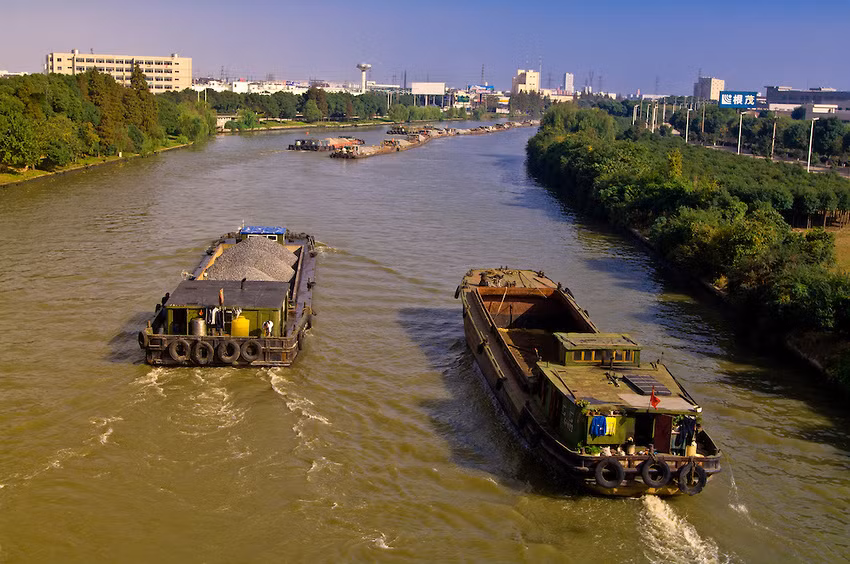 Điều này làm giảm mạnh vai trò của kênh đào. Nhiều đoạn của nó đã không được tu sửa nữa và một số đoạn bị tắc nghẽn do bùn lầy. Sau khi nhà nước Cộng hòa nhân dân Trung Hoa ra đời năm 1949, trước nhu cầu phát triển kinh tế, chính quyền nước này đã cho tiến hành các công việc tái thiết Đại Vận Hà. Ảnh: Blaineharrington.photoshelter.com.