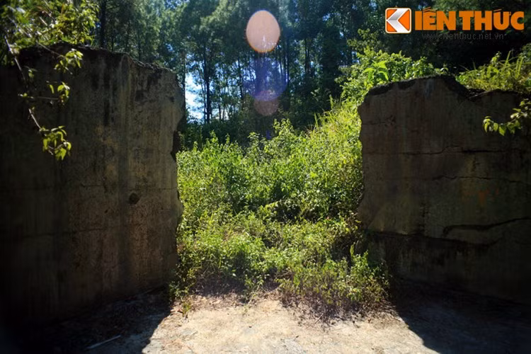 Khu trại giam Chín Hầm gồm các căn hầm được phân bố trên 2/3 quả đồi, cửa hầm hướng xuống chân đồi. Riêng hầm số 6 được gọi là "địa ngục trần gian", được sử dụng để tra tấn tù nhân bằng những hình thức cực kỳ tàn bạo như đóng người lên tường, dùng dao xẻo thịt... Rất nhiều chiến sĩ cách mạng đã hi sinh trong căn phòng này.