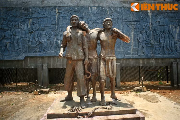 Tại nơi đây, nhiều hình thức tra tấn dã man đã được áp dụng để làm thui chột ý chí những người yêu nước. Bất chấp hoàn cảnh ngặt nghèo, các chiến sĩ cách mạng bị giam giữ vẫn giữ vững phẩm chất cách mạng, tiếp tục tham gia các phong trào đấu tranh trong nhà lao.