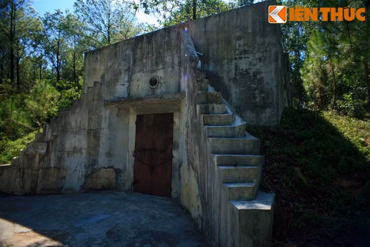 Khu Chín Hầm nằm dưới chân núi Thiên Thai, thuộc xã Thủy An, vốn là một kho tàng trữ vũ khí do quân đội Pháp xây dựng từ năm 1941. Năm 1946 thực dân Pháp quay lại và biến nơi đây thành nơi giam giữ tù binh. Từ năm 1954, Cố vấn Trung phần Ngô Đình Cẩn đã dùng nơi này để biệt giam những người Cộng sản và một số người dân Huế đấu tranh chống chế độ độc tài gia đình trị họ Ngô.