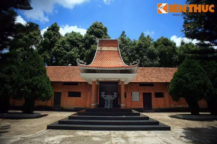 Nằm trên một khu đất cao thuộc phường Diên Hồng, Tp. Pleiku, tỉnh Gia Lai, nhà lao Pleiku được người Pháp xây dựng năm 1925. Trong giai đoạn chiến tranh Việt Nam, chính quyền Sài Gòn tiếp tục sử dụng nhà lao Pleiku làm nơi giam giữ tù chính trị.