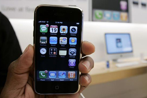  Điện thoại thông minh. Ngày ấy: iPhone ban đầu được phát hành vào năm 2007 có bộ nhớ trong 4GB hoặc 8GB, màn hình 3,5 inch độ phân giải 320x480, đạt mật độ điểm ảnh 165ppi và máy ảnh 2MP. Ở giai đoạn này, nó không quay video hoặc tích hợp camera trước. Bây giờ: iPhone 6S đi kèm với mức lưu trữ tối thiểu 16GB, cao gấp 4 lần so với iPhone ban đầu, màn hình cũng tăng lên 4,7 inch hoặc 5,5 inch. iPhone 6S nhỏ có mật độ điểm ảnh 326ppi, gần gấp đôi so với màn hình ban đầu. Chiếc máy ảnh 12MP phía sau rõ ràng cũng tốt hơn tổ tiên của nó đến 6 lần, trong khi máy ảnh trước cũng tăng gấp đôi với độ phân giải 5MP.