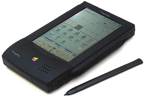  Máy tính bảng. Ngày ấy: Apple Newton MessagePad được phát hành vào năm 1993 đi kèm với một bút stylus và có khả năng thực hiện các ghi chú cơ bản, mặc dù nó không thực sự hoạt động chính xác. Bây giờ: iPad Pro mới có màn hình 9,7 inch có thể phát video 4K, có quyền truy cập vào một App Store với hơn 2 triệu ứng dụng cho thiết bị. Màn hình của nó cũng có thể tự động phát hiện điều kiện ánh sáng và điều chỉnh độ sáng màn hình và màu sắc phù hợp.