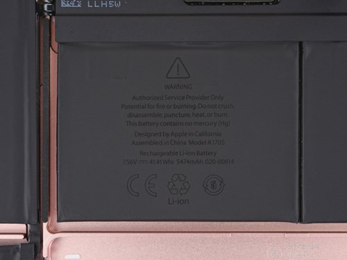 Theo thang điểm đánh giá của iFixit, MacBook Retina 2016 chỉ đạt mức 1/10 - trong đó 10 là mức độ dễ sửa chữa nhất. Sở dĩ thiết kế nội thất của MacBook Retina 2016 không được các chuyên gia iFixit đánh giá cao là do máy sử dụng quá nhiều thành phần không thể tháo rời, đơn cử như pin đã được gắn chặt vào phần vỏ kim loại.