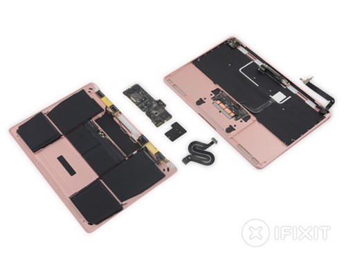 Chưa dừng lại ở đó, bo mạch chính của MacBook Retina 2016 cũng cho thấy các linh kiện phần cứng như RAM, bộ xử lý, SSD đều được “gắn” chết vào bo nên việc sửa chữa từng thành phần khi gặp trục trặc phần cứng sẽ không hề đơn giản. Ngoài ra, phần panel màn hình của MacBook Retina 2016 cũng không thể tháo rời, nên nếu chẳng may gặp sự cố, người dùng sẽ phải tốn một khoản phí không nhỏ để sửa chữa hoặc thay thế.