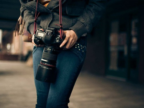  Bật máy lên và đi. Nhiếp ảnh là một trong những hình thức nghệ thuật thú vị. Những tác phẩm nhiếp ảnh đẹp thường là những bức ảnh được chụp trong hoàn cảnh phù hợp và đúng lúc. Tuy nhiên, để được như vậy thì trong hầu hết các trường hợp người chụp cần nắm rõ những kiến thức cơ bản về nhiếp ảnh và phải thực hiện càng nhiều trải nghiệm càng tốt. Để tối đa hóa cơ hội tạo ra những kiệt tác nhiếp ảnh, bạn cần phải chuẩn bị sẵn sàng mọi lúc.