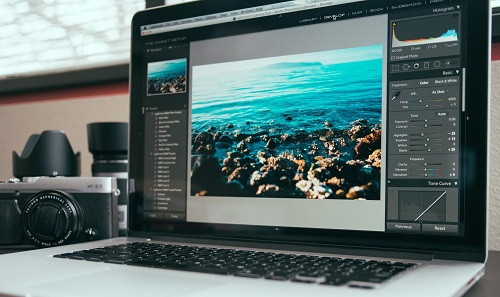  Sử dụng phần mềm Lightroom. Nếu thực sự muốn có những tác phẩm nhiếp ảnh nghệ thuật, bạn nên học cách sử dụng phần mềm quản lý và chỉnh sửa hình ảnh Lightroom của hãng Adobe, vốn được xem như là “phòng tối” của các nhiếp ảnh gia thời kỹ thuật số. Phần mềm này mang đến nhiều tính năng xử lý ảnh từ cơ bản đến nâng cao cho người dùng. Lightroom khá đơn giản để sử dụng. Bạn chỉ cần dành khoảng một ngày để đọc tài liệu hướng dẫn sử dụng và sau đó có thể bắt tay vào thực hành ngay. Lightroom giúp hoàn thiện những ảnh chụp của bạn với bộ công cụ điều chỉnh mạnh mẽ và tiện dụng.