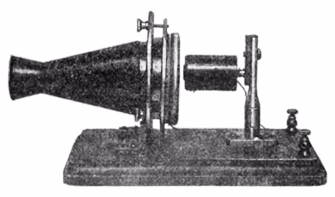  2. Microphone – 1876. Ngay sau khi Alexander Graham Bell công bố phát minh mới nhất của ông là điện thoại, nhà khoa học người Đức Emile Berliner đã nhận ra rằng khả năng truyền dẫn của nó là khá yếu. Vì vậy, với hiểu biết về điện tử của mình, Berliner đã bắt tay vào cải thiện khả năng truyền dẫn trên điện thoại của Graham Bell. Và microphone đã ra đời từ đó. Công ty của Bell đã rất ấn tượng với khả năng của Berliner và ông được nhận làm trợ lý ngay sau đó. 