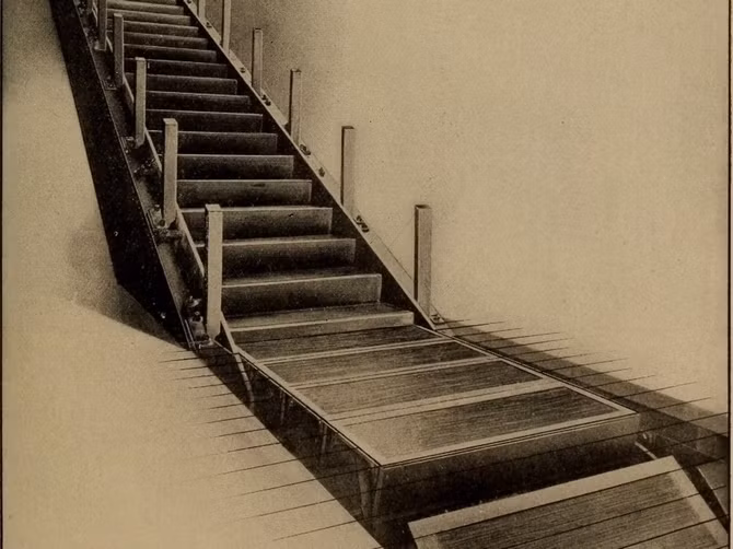  5. Thang cuốn – 1891. Vào năm 1891, chiếc thang cuốn đầu tiên đã được ra đời với phát minh của Jesse Reno. Phát minh này nhanh chóng được đưa vào sử dụng tại các nhà máy lớn thời bấy giờ. 