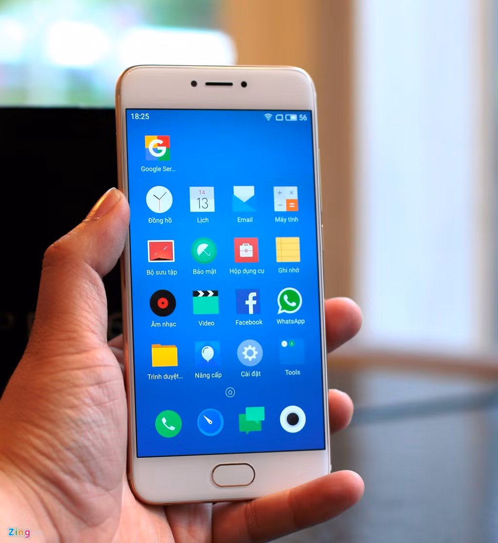 Model nàydùng màn hình 5,2 inch Full HD dùng công nghệ SuperAMOLED. Theo Meizu, họ sử dụng công nghệ điều khiển từng pixel, cho phép màn hình "nghỉ" nhằm tiết kiệm pin một cách tự động.