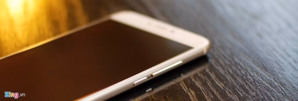 Meizu dồn phím nguồn và âm lượng về bên phải, từ các góc nhìn phía trước, máy trông giống iPhone 6S với các cạnh bo tròn, đường vạch nhựa bắt sóng ở mặt bên và viền màn hình mỏng.