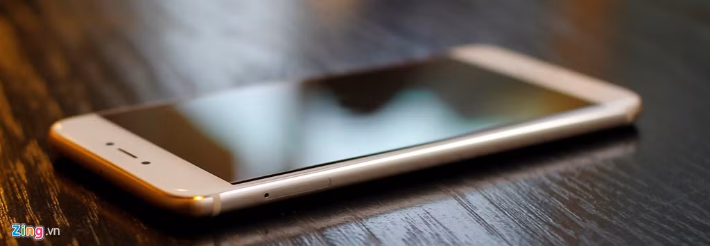 Bên phải là khe SIM, máy chỉ hỗ trợ 1 SIM nano.