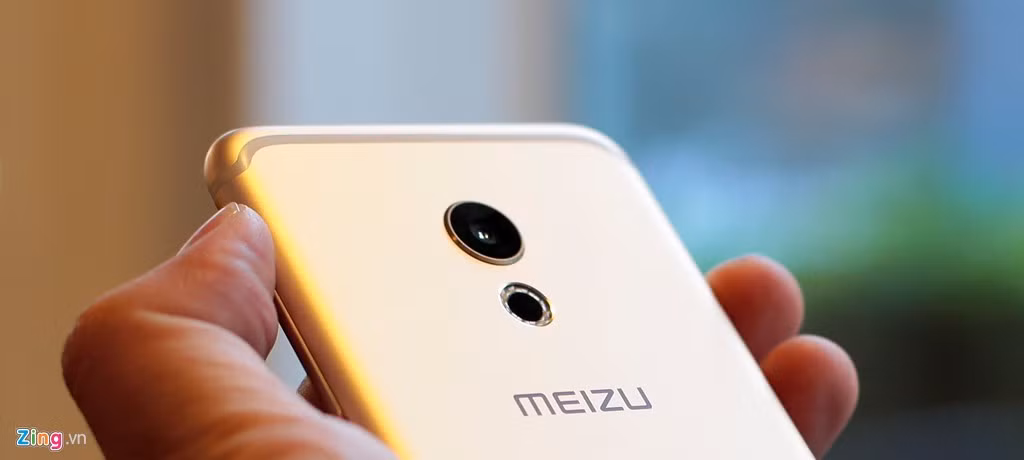 Camera sau của máy được đặt cân đối ở giữa, di động này có camera sau 21 MP, được quảng bá lấy nét trong vòng 0,07 giây. Camera trước 5 MP công nghệ làm đẹp FotoNation 2.0.