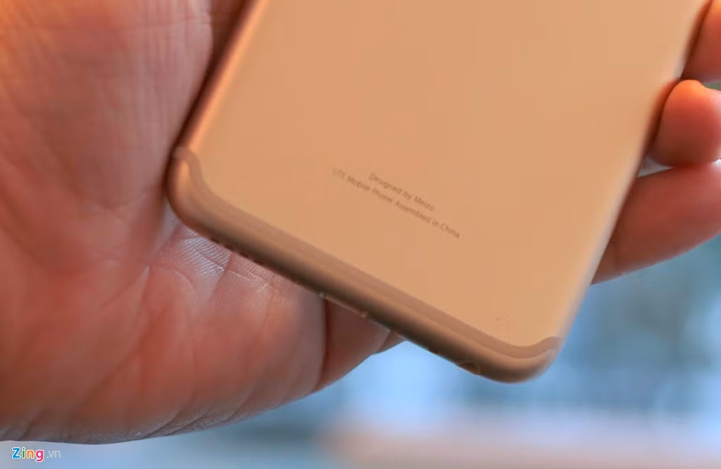 Các đường nhựa bắt sóng được làm gọn gàng, ôm vào hai cạnh trên và dưới cho mức thẩm mỹ cao hơn. Đây là đường nét từng được đồn là iPhone 7 thông qua các hình ảnh rò rỉ trước đây.