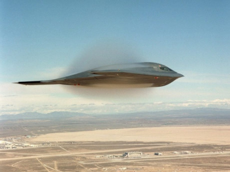 Máy bay tàng bình B-2 Spirit do hãng Northrop Grumman sản xuất, là loại máy bay ném bom đa nhiệm vụ, được trang bị bom thông thường và bom hạt nhân.