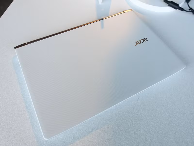 Acer Aspire S13 hỗ trợ kết nối Wi-Fi 802.11 ac, Bluetooth 4.0, 2 cổng USB 3.0, 1 cổng USB Type-C (Thunderbolt 3), jack cắm tai nghe 3,5 mm và khe đọc thẻ SD.