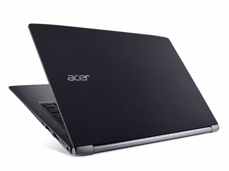 RAM LPDDR3 8 GB, ổ cứng SSD có dung lượng 256/512 GB.