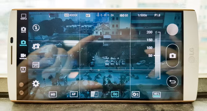 Chế độ Manual (chỉnh tay) cho phép người dùng chỉnh tốc độ màn trập (1/6000 giây), phơi sáng (tối đa 30 giây), điều chỉnh White Balance (cân bằng trắng), độ nhạy sáng ISO (cao nhất ISO 2700) và tùy chọn xuất ảnh đinh dạng RAW để dễ dàng xử lý hậu kỳ.