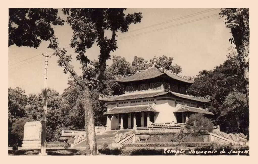 Đền Kỷ Niệm trên một bưu thiếp thời thuộc địa.